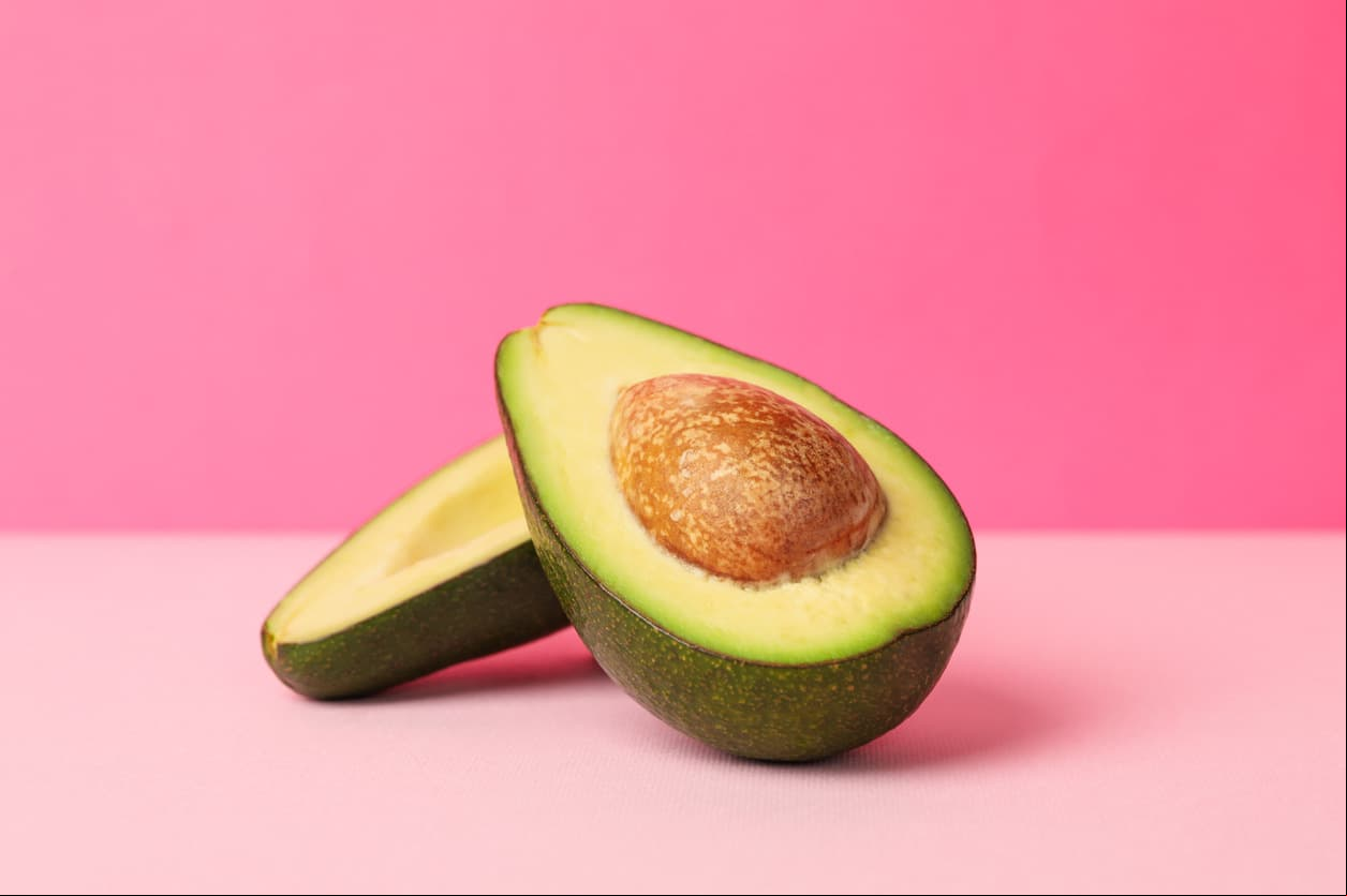 Aguacate partido a la mitad exponiendo su hueso