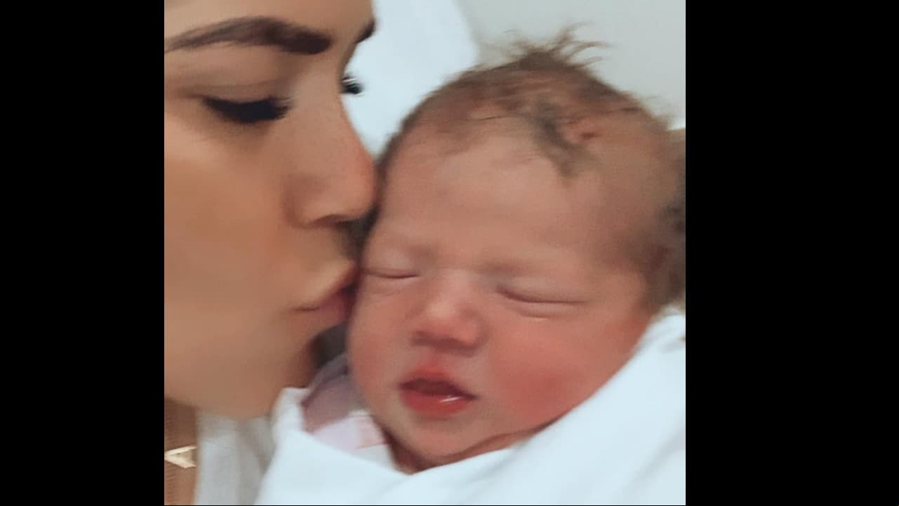 “Mil gracias de todo corazón por todos sus mensajes. Gracias a todas las que siempre estuvieron al pendiente. Definitivamente mi bebé desde que estaba en la panza fue una bebé muy querida. Muero por ver la cara de Luciana y Roberta cuando la conozcan”, comentó.