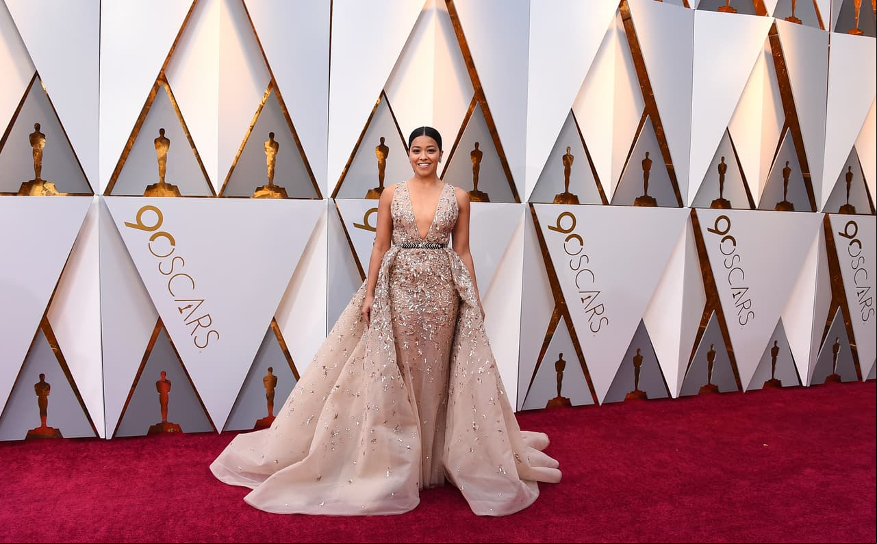 Gina Rodriguez deslumbró con un pronunciado escote de su vestido de Zuhair Murad.