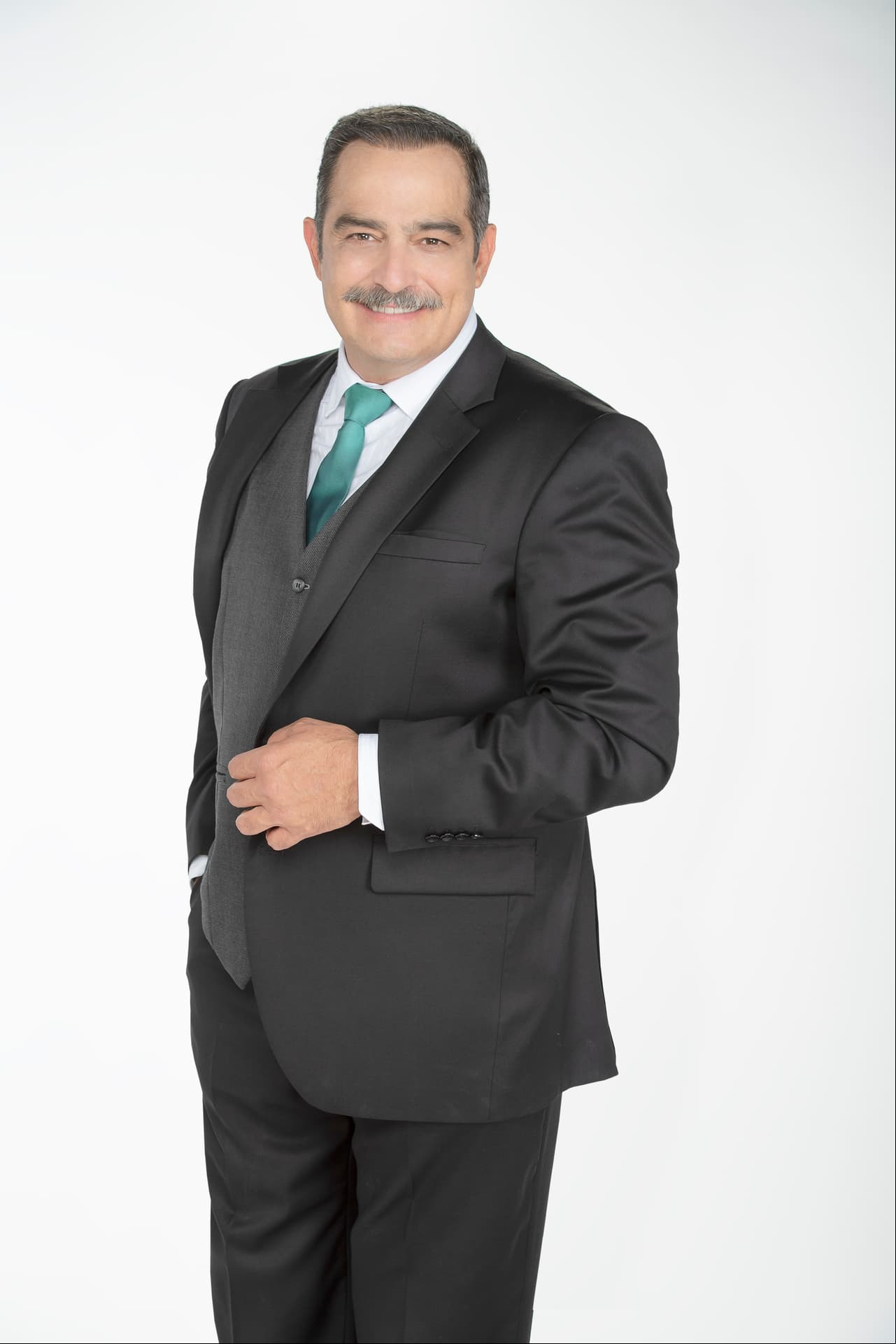Omar Fierro es "Horacio Duarte", padre de "Daniela", "Elena" y "Gabriela". Es un hombre práctico, con buenos valores, simpático, adora a "Nicolás", quien ha llenado un hueco en su vida ya que siempre deseo tener un hijo varón y solo tuvo tres mujeres.