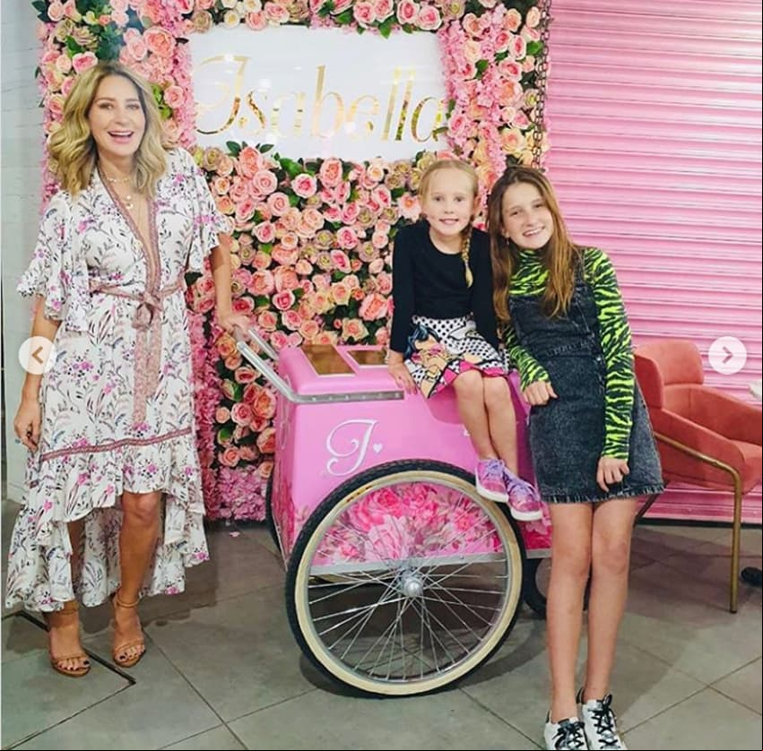 En una sesión de fotos dentro del café, Geraldine posó junto a Alexa Miranda y Elissa Marie, quienes sonrieron en cada una de las fotos.