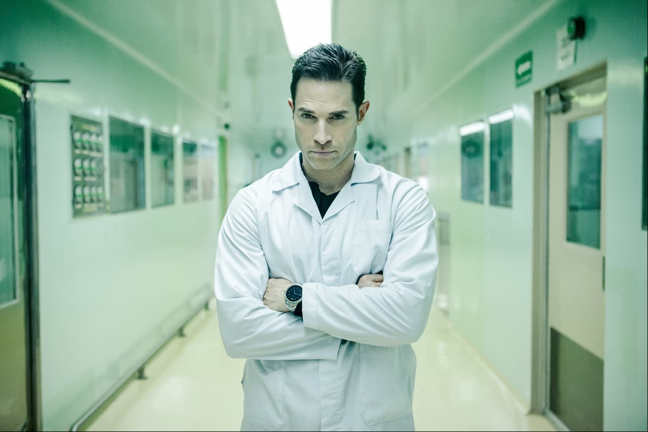 Con tal de lograr sus objetivos, "Miguel" cambia de identidad. ¿Qué tal se vería Sebastián como un químico experimentado? ¡Todo un galán!
<br>
<br>
<i>'El Dragón', gran estreno 4 de mayo a las 9:30 pm. con Las Estrellas.</i>