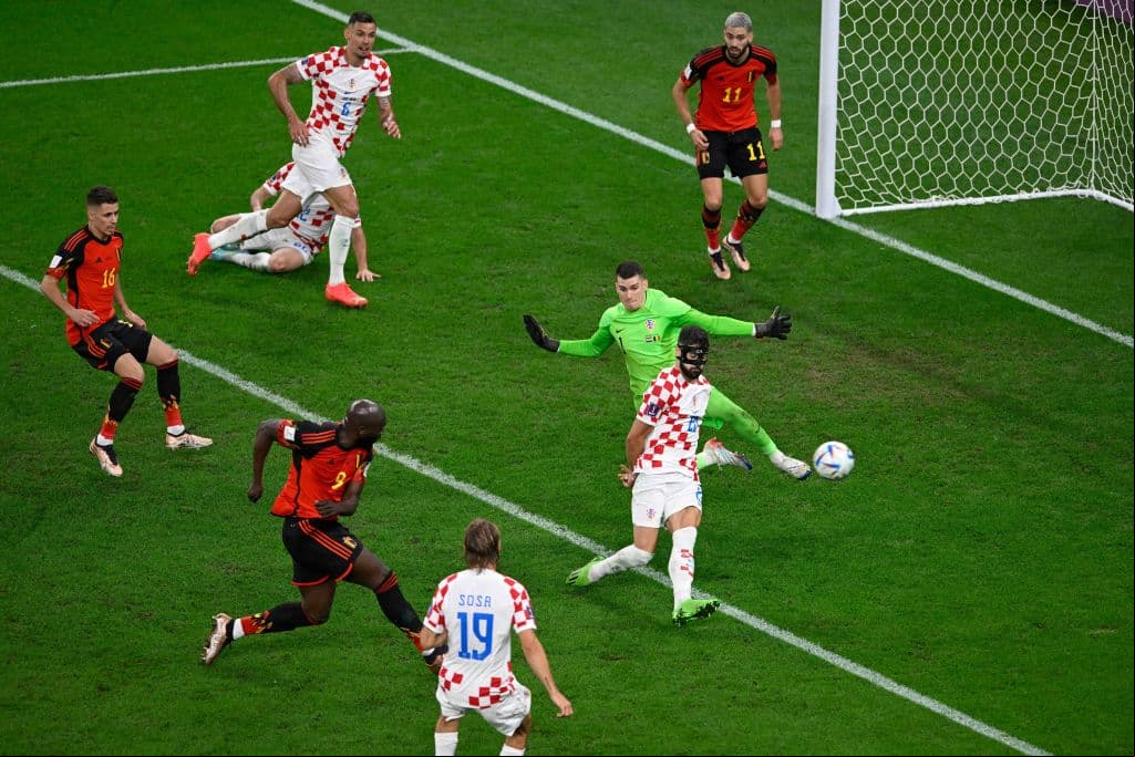 Marruecos y Croacia lograron ese jueves sus boletos a los Octavos de Final del Mundial Qatar 2022, luego de disputar su tercer y último choque del grupo F de la Copa Mundo de la FIFA. En el Estadio Al Thumama, el conjunto marroquí se confirmó como una de las grandes revelaciones de la cita mundialista tras supera por 2-1 a Canadá, con lo cual quedó líder de su grupo y de manera invicta. De otro lado, en el Estadio Ahmed bin Ali, Croacia y Bélgica protagonizaron un duelo intenso entre las selecciones que terminaron como segunda y tercera en el pasado Mundial de Rusia 2018.