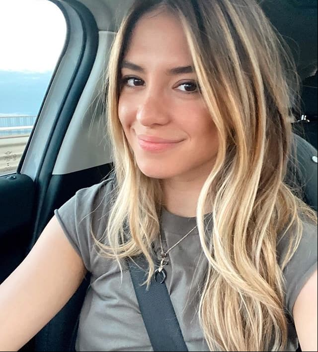 Sin embargo, con motivo de su cumpleaños número 26, Kohan sorprendió a sus seguidores al presumir una fotografía en su cuenta de Instagram, donde lucía su nuevo cambio de look. "Ella tiene 26 + Ella ahora es rubia", escribió.