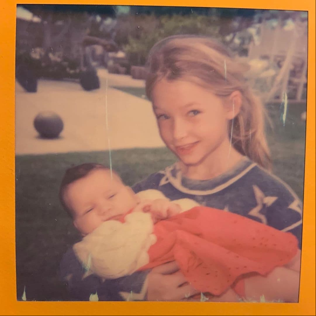 ”Estas damas hacen que mi corazón estalle con chispas de amor #MaxiDrew #BirdieMae”, escribió Jessica en su publicación que alcanzó más de 51 mil likes, además de cientos de comentarios alabando la belleza de las pequeñas, el pasado 28 de mayo.