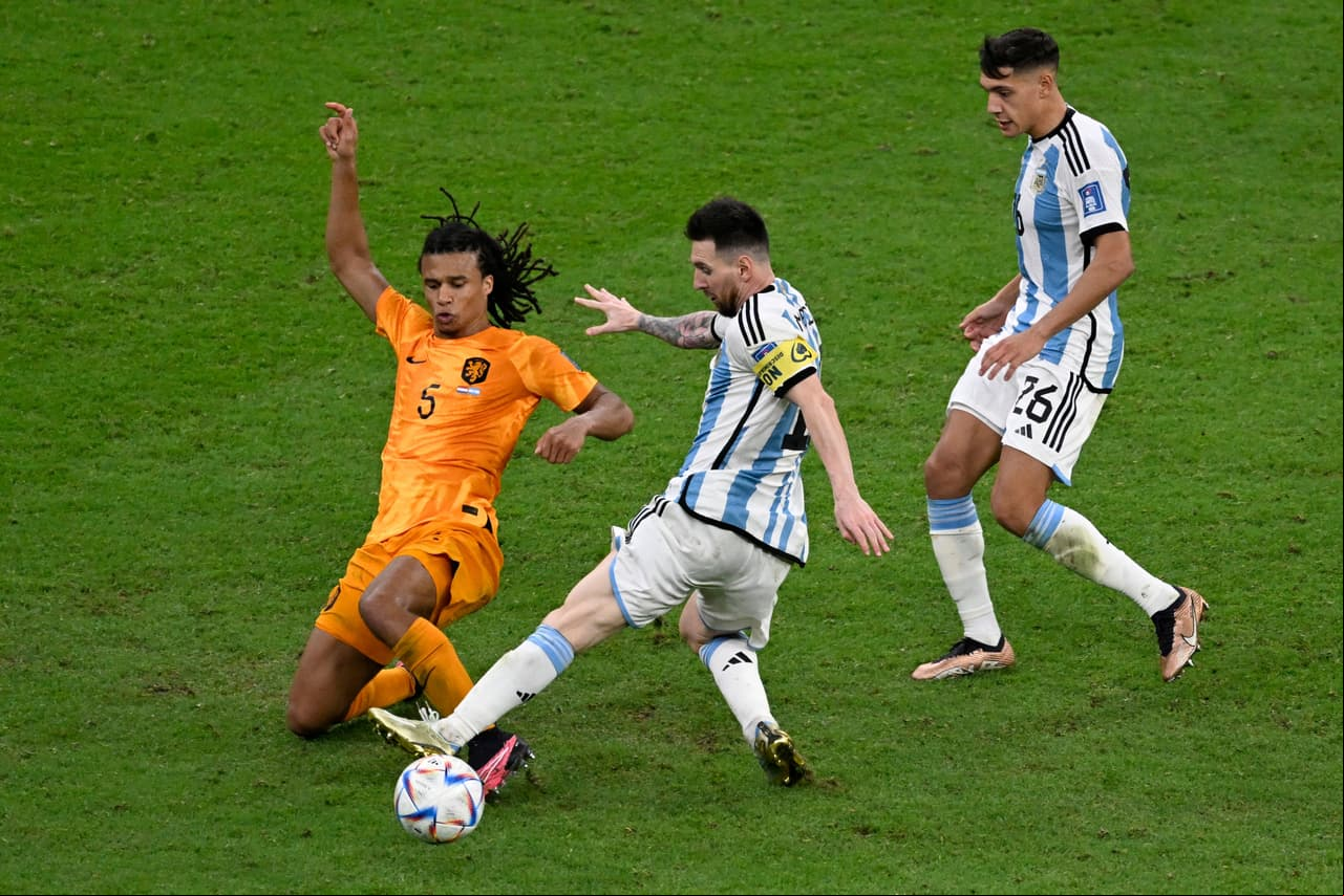Argentina y Holanda se enfrentaron en tiempos extra y definieron en tanda de penaltis el pase a las semifinales donde la albiceleste consigue el boleto mientras que los Paises Bajos se convierten en el primer equipo que los pamperos eliminan en instancia de tiros de castigo.