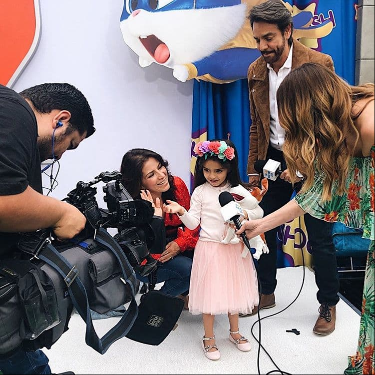 A pesar de que la verdadera estrella era Eugenio Derbez, Aitana terminó robándole cámaras y micrófonos a su famoso padre.