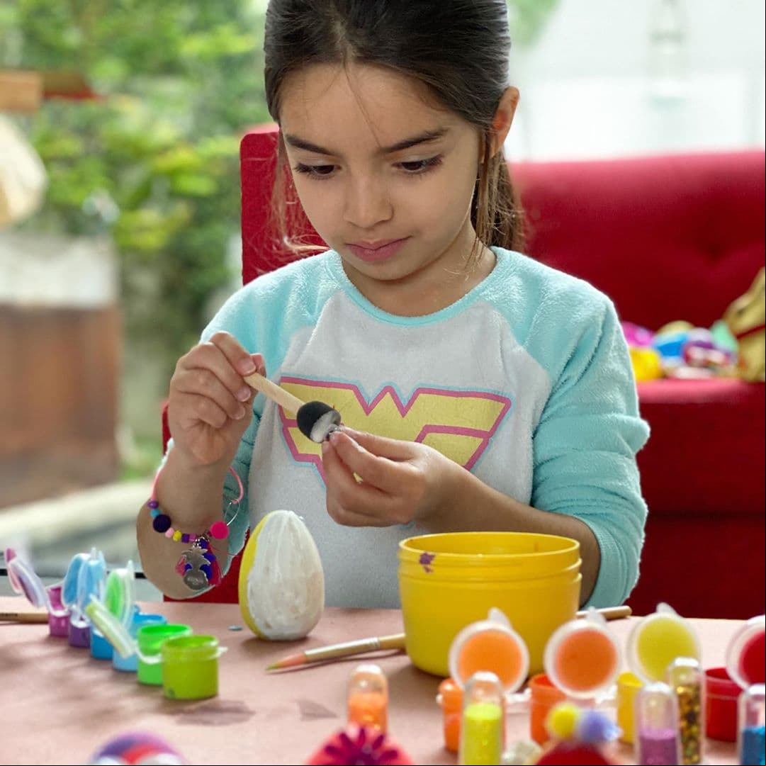 Alessandra Rosaldo mostró con orgullo cómo Aitana echó a volar su imaginación para decorar huevos de Pascua.