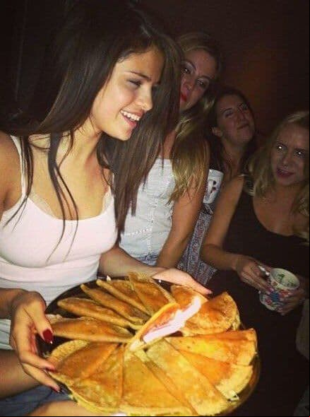Selena Gómez. A través de su cuenta de Twitter la cantante compartió una foto en la que aparece con un enorme plato lleno de tacos. La imagen corresponde a una reunión que tuvo con sus amigas en 2015.