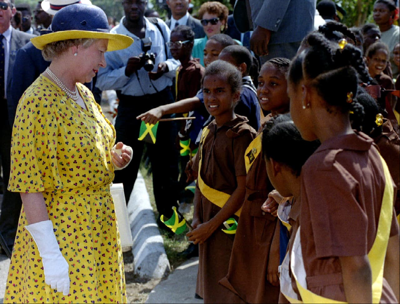 En marzo de 1994, Isabel II lució un vestido amarillo con estampados, el cual combinó con un sombrero del mismo color y un collar de perlas durante su encuentro con niñas exploradoras jamaiquinas durante una parada en un parque de Kingston.