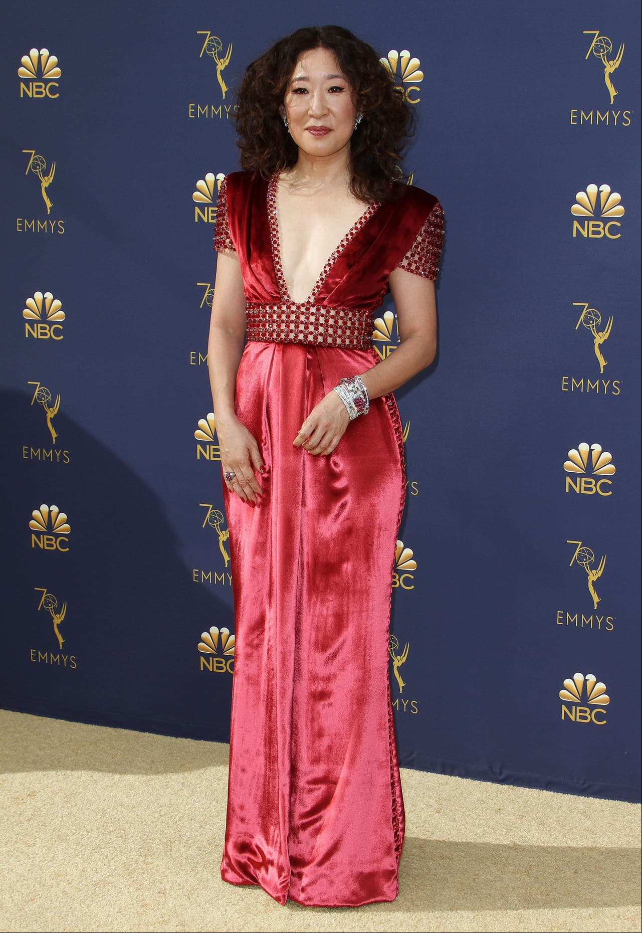 Sandra Oh lució un vestido rojo muy elegante y sobre todo in para el evento