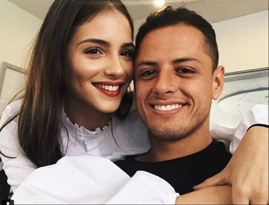 'Chicharito' Hernández exhibe a su novia... ¡Al natural!