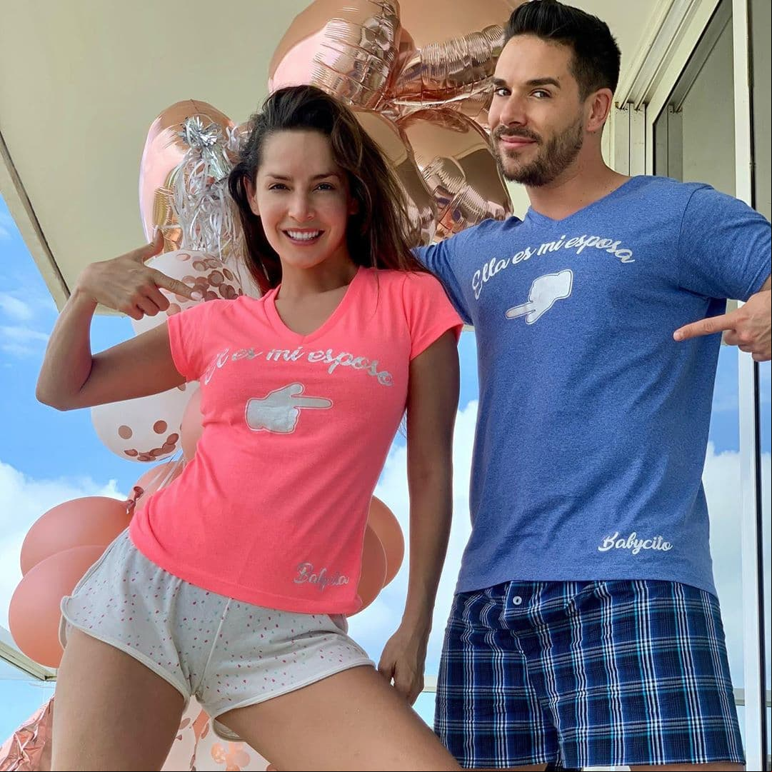 Carmen y Sebastián se comprometieron a mediados de 2018, pero fue hasta octubre de ese año que la actriz presumió su anillo de compromiso a través de su cuenta de Instagram.