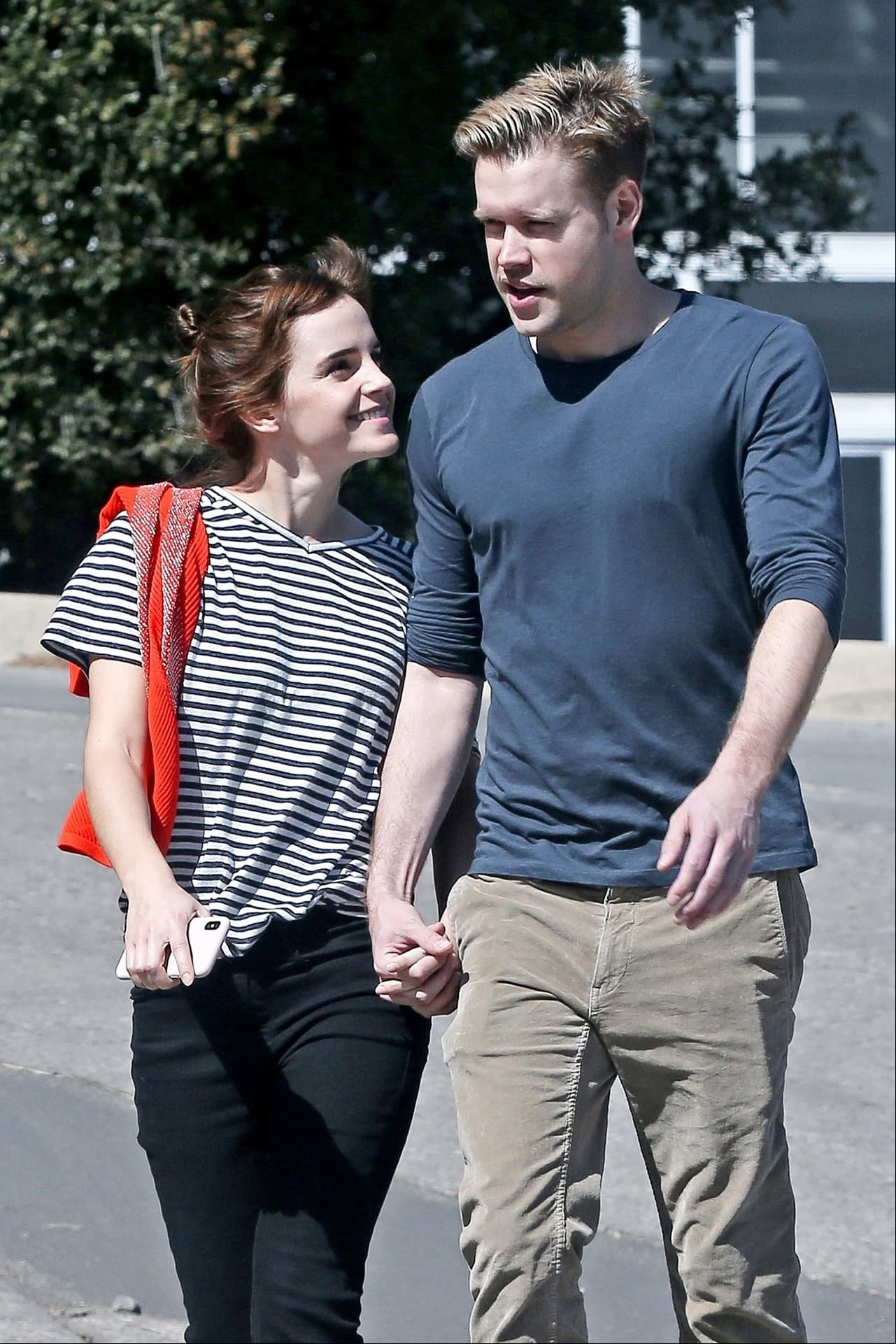 Emma Watson y Chord Overstreet ya no ocultan su romance