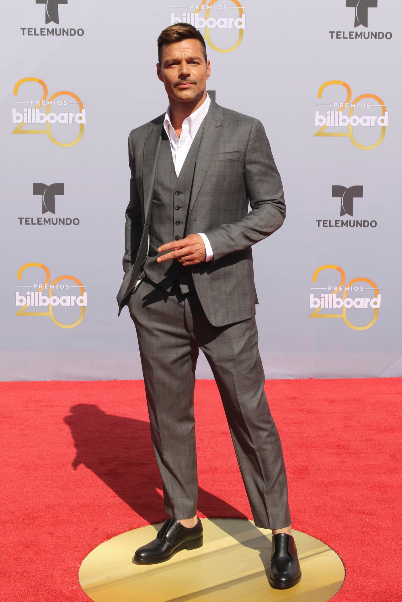 Enfundado en un traje gris a cuadros, Ricky Martin fue de los más galanes de la noche.