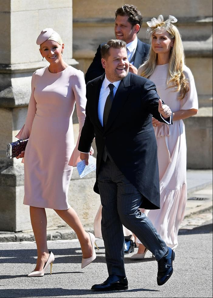 James Corden llegó con su esposa Julia Carey, quien al igual que Serena Williams, lució un atuendo rosa muy sobrio y elegante.