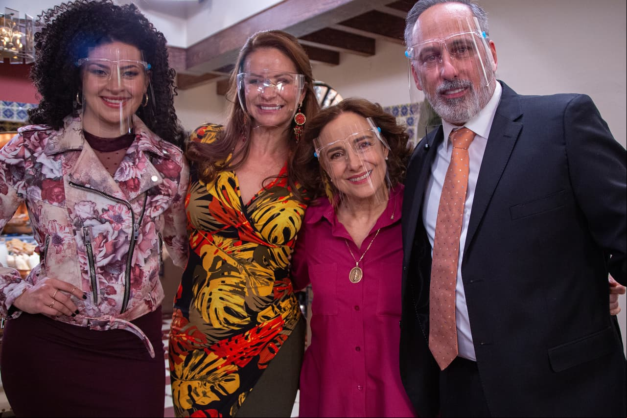 El elenco también posó para la cámara de Las Estrellas.
<br>
<br>Disfruta 'Qué le pasa a mi familia?' a partir de este lunes a las 8:30 pm. por Las Estrellas.