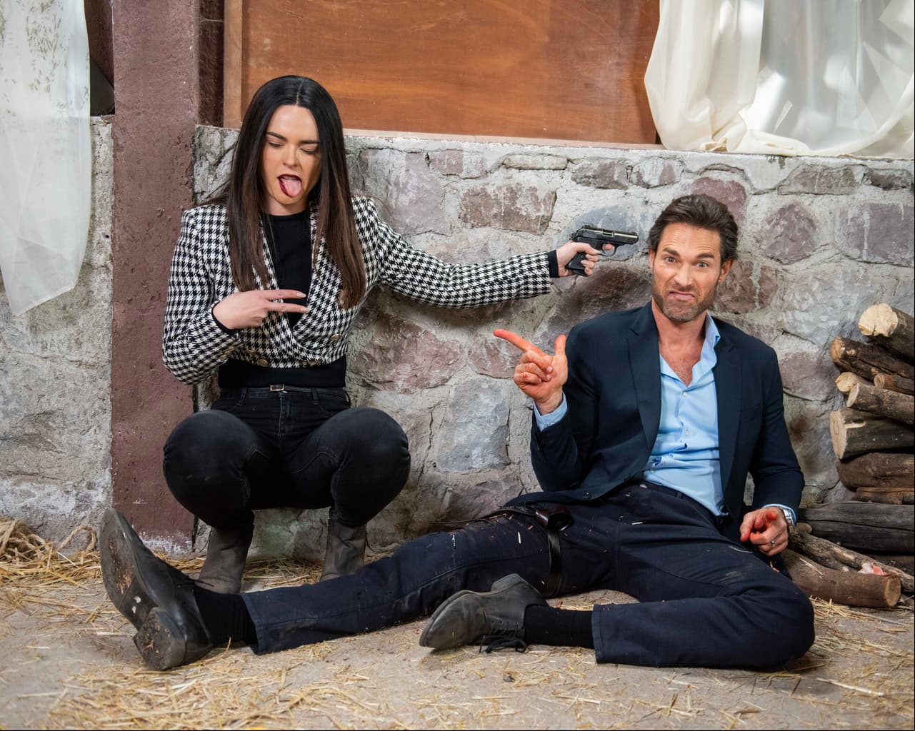 Fabiola Guajardo y Sebastián Rulli aprovecharon un descanso para bromear ante la cámara sobre este momento de la historia.