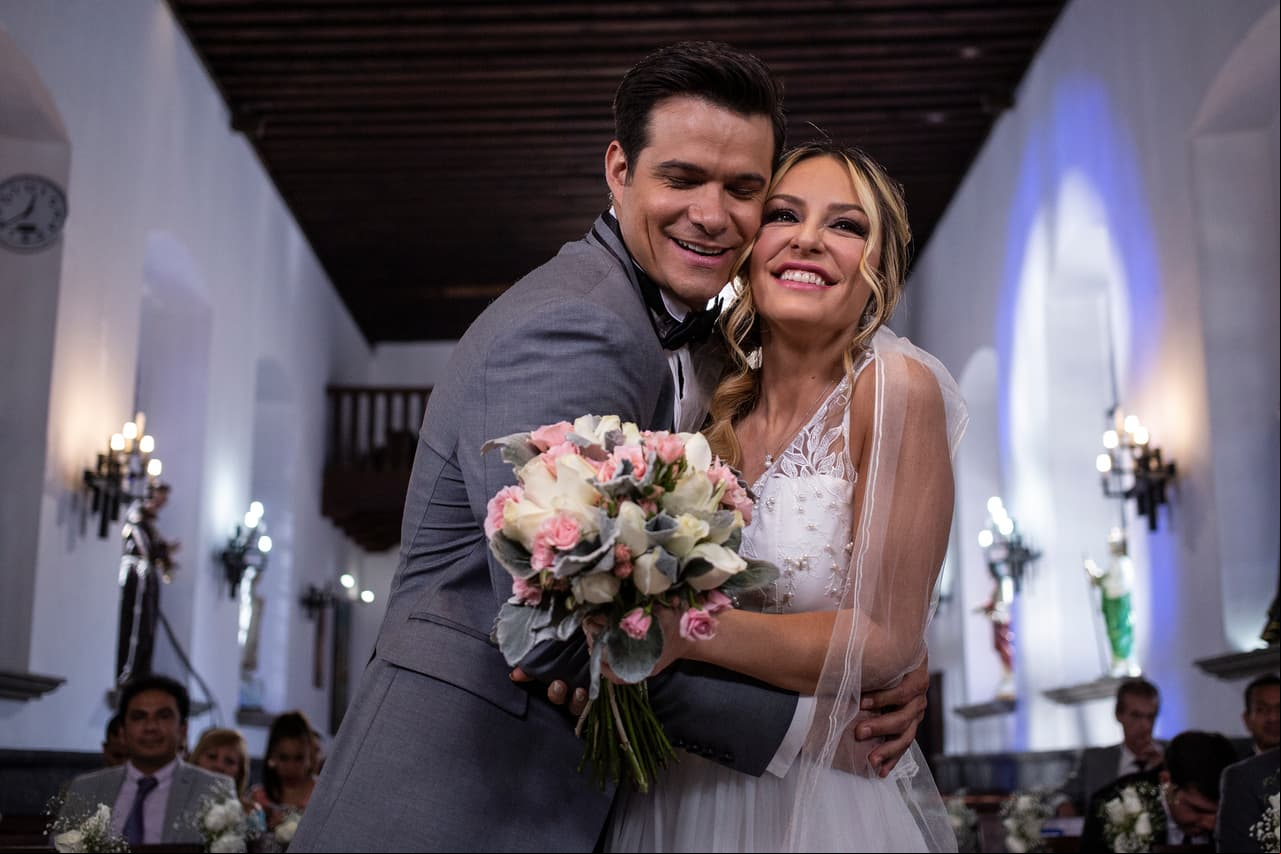 ¡La boda se lleva a cabo y los 'felices' novios se dan el sí ante el altar!