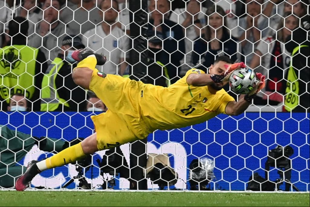 Italia es campeón indiscutible de Europa y se lleva la copa a casa. Luke Shaw abrió el marcador al minuto 2’ del encuentro y en el minuto 67, Leonardo Bonucci se encargó de igualar el marcador, ya en tiempos extra no pudieron pasar del 1-1 y, en tanda de penales, el equipo inglés no supo definir y la ‘Squadra Azzurra’ se corona en Wembley.