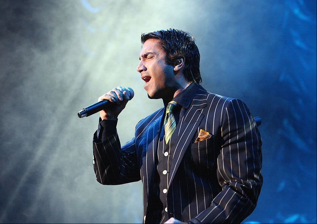 Alejandro Fernández es un cantante que nunca ha dejado de renovarse, como lo demostró con materiales con propuestas frescas como ‘Viento a Favor’, ‘De Noche – Clásicos a Mi Manera’, ‘Dos Mundos Tradición’ y ‘Dos Mundos Evolución.