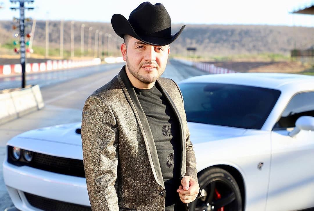 Muere cantante grupero al volcar su automóvil