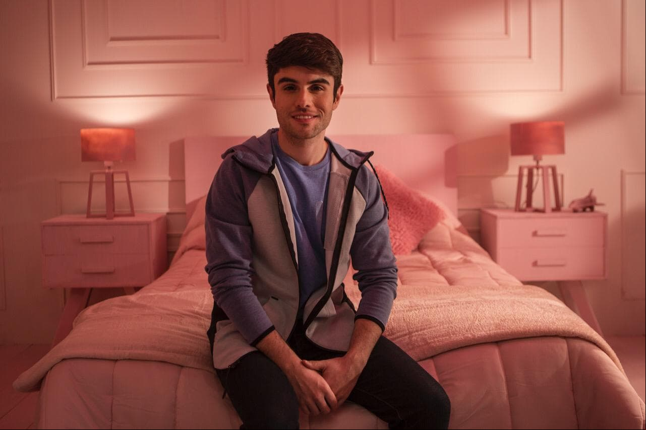 Alberto Garmassi interpreta a ‘Martín’, un joven de 26 años abiertamente homosexual, imaginativo y soñador. El protagonista anhela encontrar el amor y siente que su vida es una comedia.