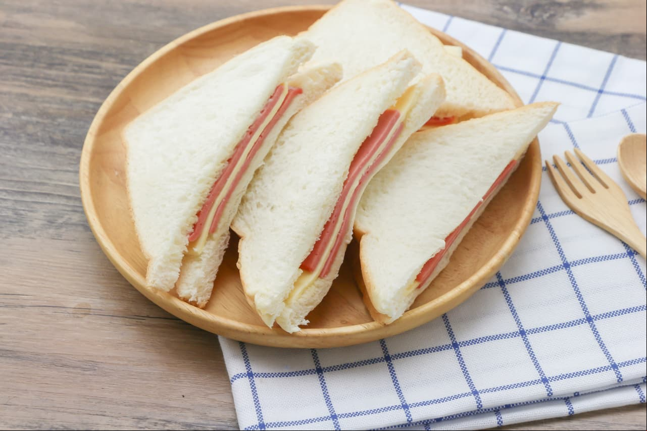 Pan blanco. Este es uno de los carbohidratos que el cuerpo convierte en azúcar, sobre todo si lo rellenas de otro alimento. Estas grasas se acumulan en el abdomen y caderas.