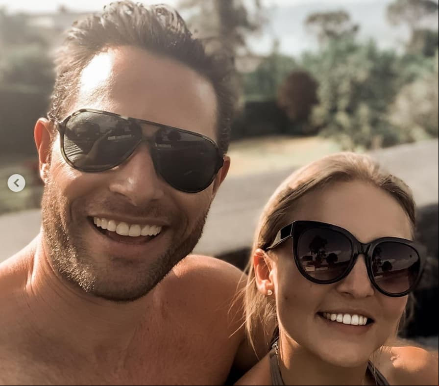 Para el cumpleaños de Angelique, Sebastián escribió: “Pasa el sol y luego la luna. Así pasan los días, tú estás en todos ellos. Tú eres luna porque te sueño, tú eres sol porque me iluminas. Eres mi vida. Por muchos días de fiesta y amor a tu lado. ¡Te deseo lo mejor siempre! Te amo”.