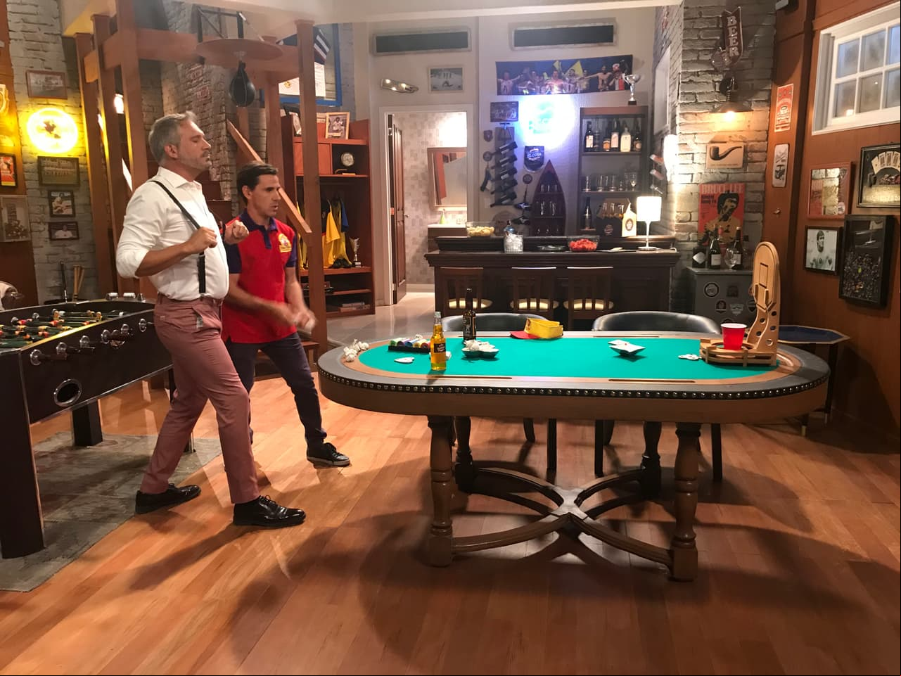 Jugando una especie de mezcla entre basquetbolito y beer pong (sólo en la cueva de Simón).