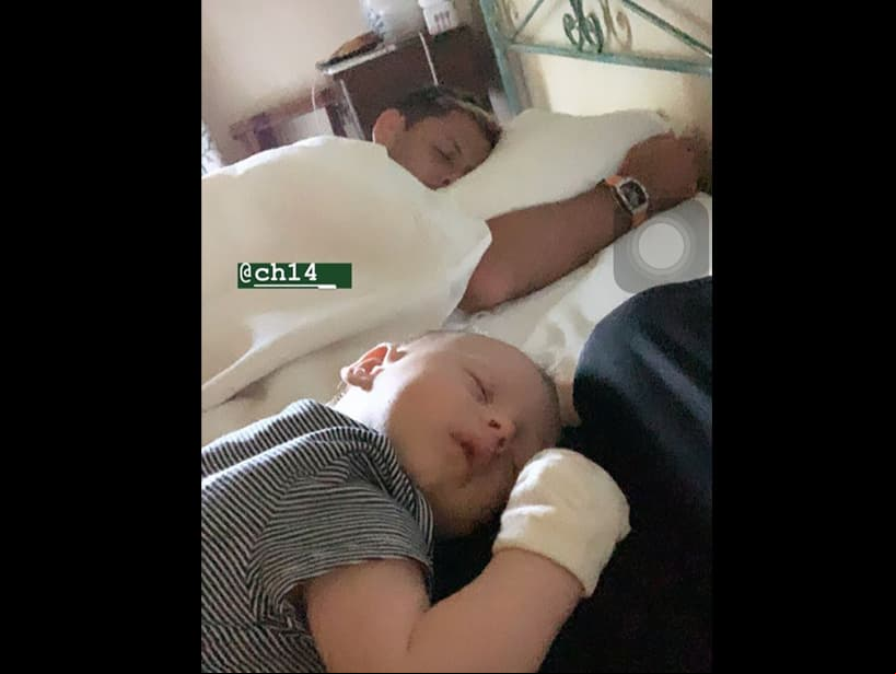 Sarah presumió la siesta de ‘Chicharito’ y Noah, quienes fueron captados con la misma pose.