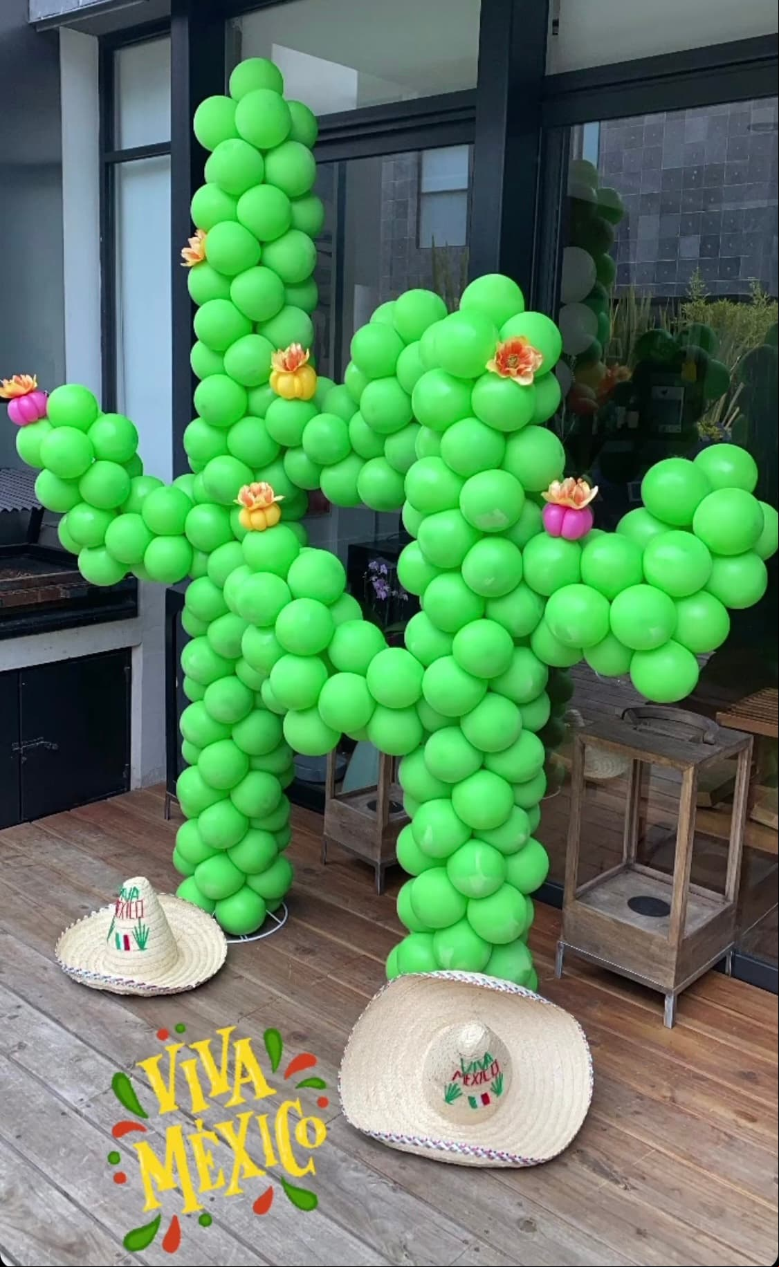 En cuanto a la decoración, Torre dejó ver adornos realizados con globos que formaron dos cactus, uno de los símbolos patrios que se pueden encontrar en la bandera mexicana.