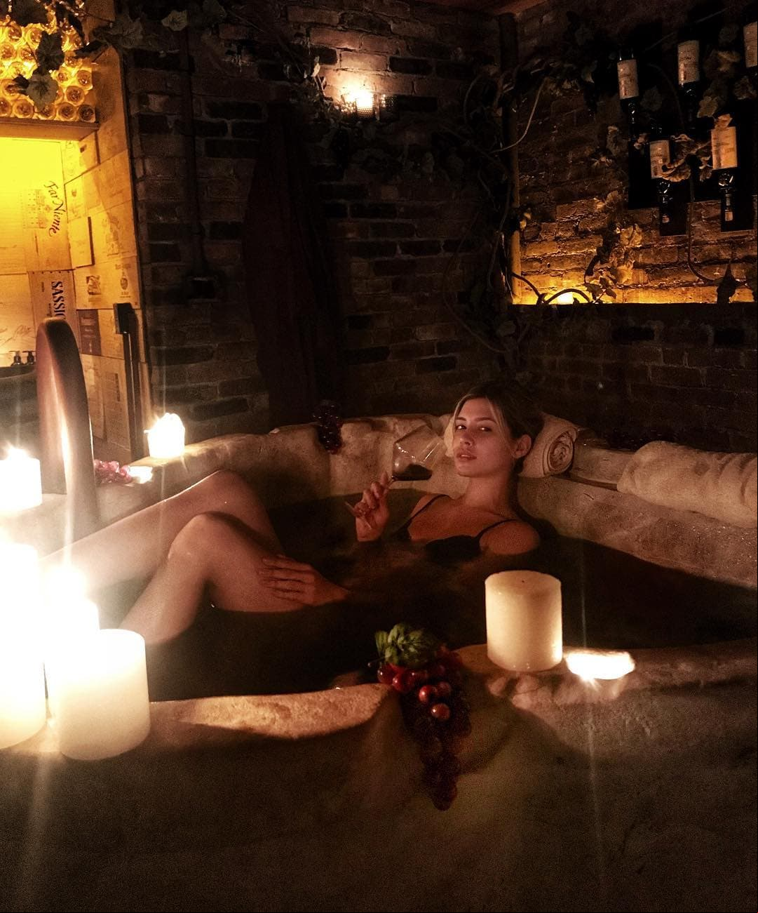 Michelle Salas. La hija de Luis Miguel utiliza la vinoterapia para prevenir el envejecimiento, difuminar arrugas, aportar elasticidad y firmeza a la piel. Además, tonifica su cuerpo, favorece la mocrocirculación y le produce bienestar y relajación.