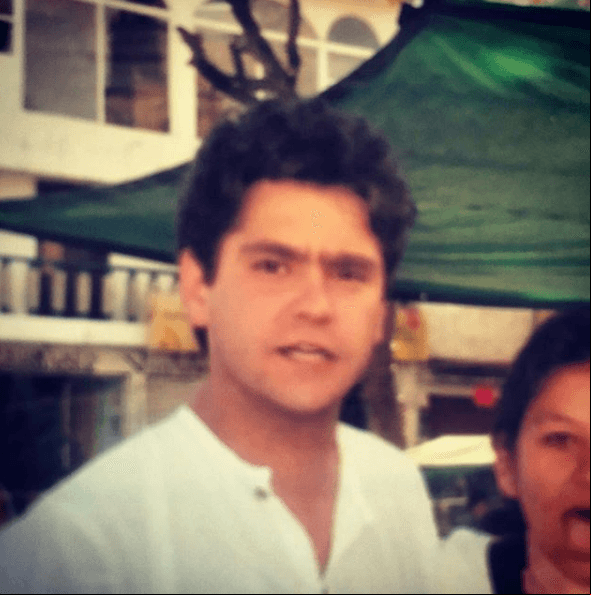 Comenzó su carrera en la adolescencia cuando participó en la película, de 1992, “Anoche soñé contigo”, donde interpretó a “Toto”.