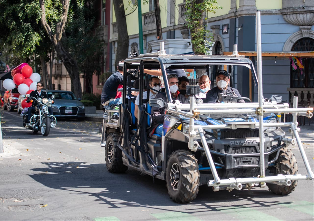 Aquí, el equipo de producción, con un auto blindado, graba las escenas por las calles de la Ciudad de México.