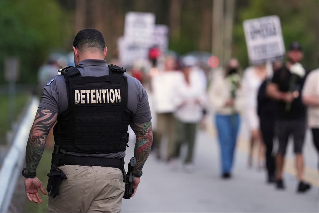 Gobierno dice que deporta a casi 20,000 inmigrantes al mes, pero quiere crear unos 600,000 indocumentados