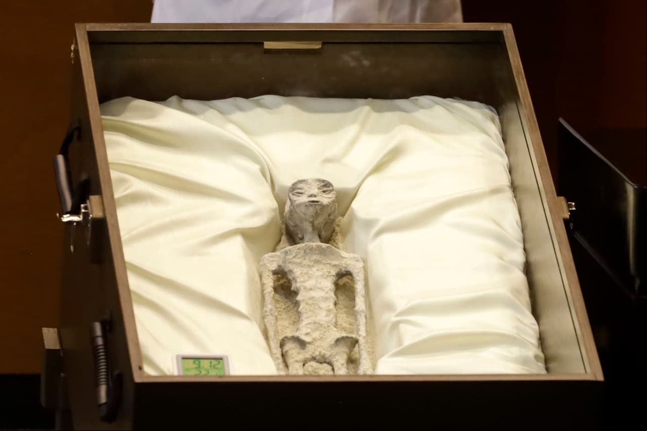 Jaime Maussan presentó el cuerpo de un supuetso alien