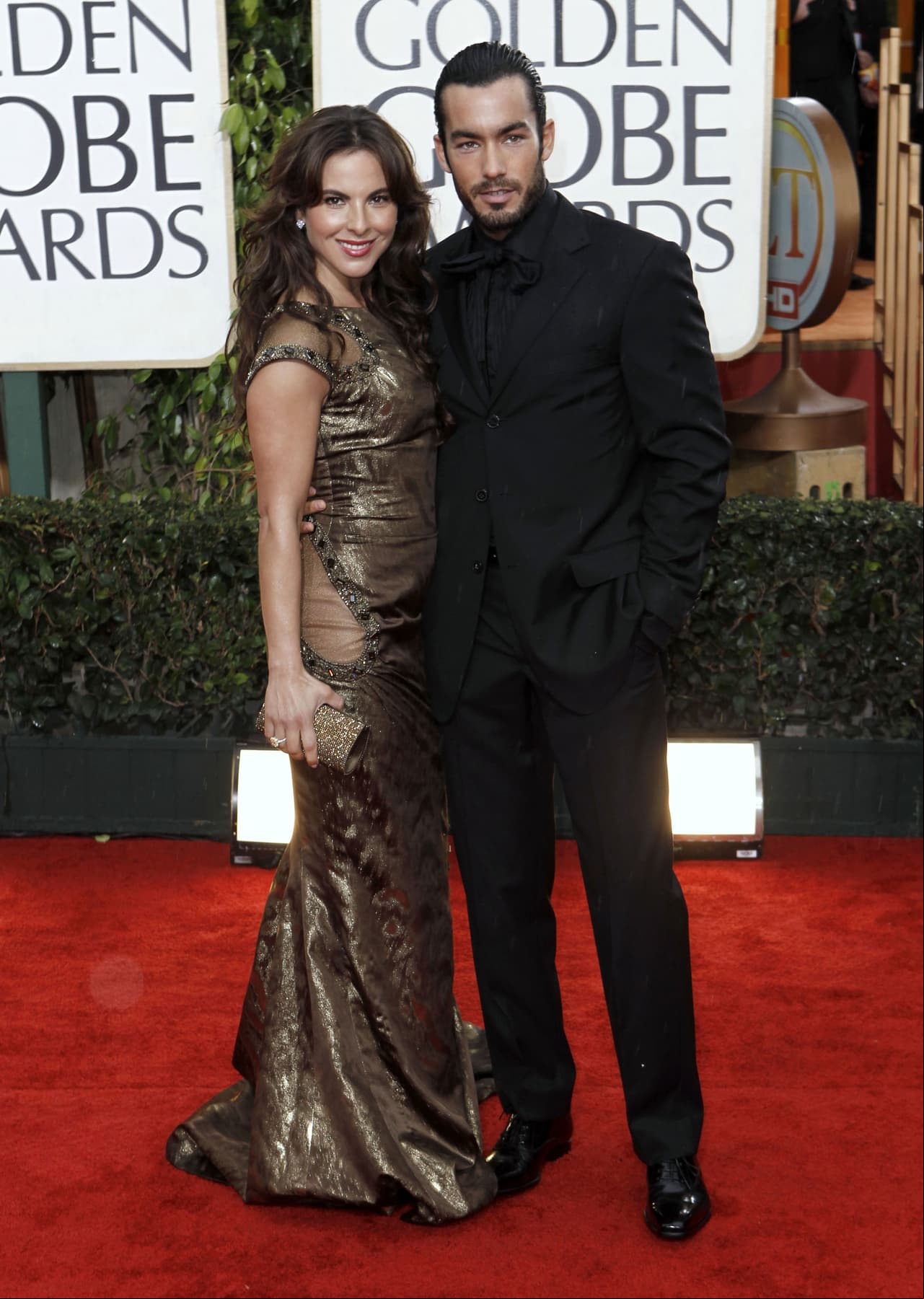 Kate del Castillo y Aarón Díaz en los Globos de Oro de 2010
