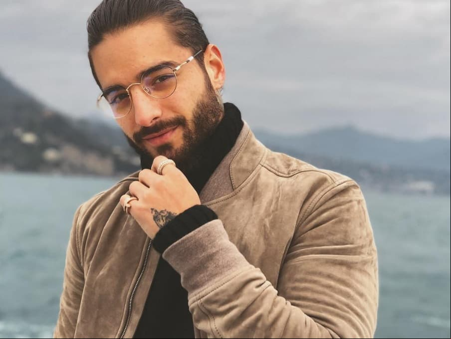 Maluma se come a besos a sensual modelo