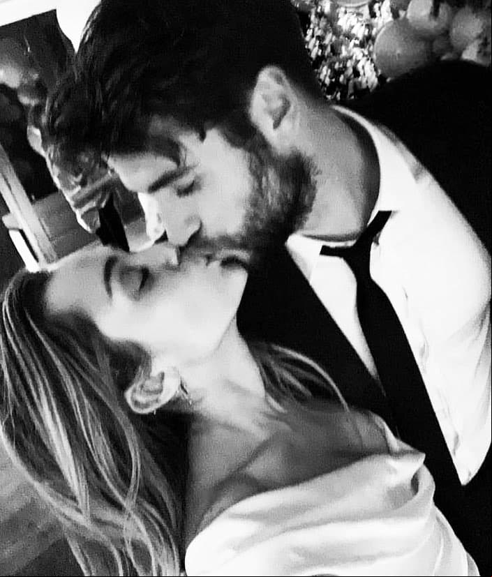 Miley Cyrus y Liam Hemsworth. Aunque la pareja llevaba varios años de relación, fue el 23 de diciembre de este año cuando llegaron al altar.