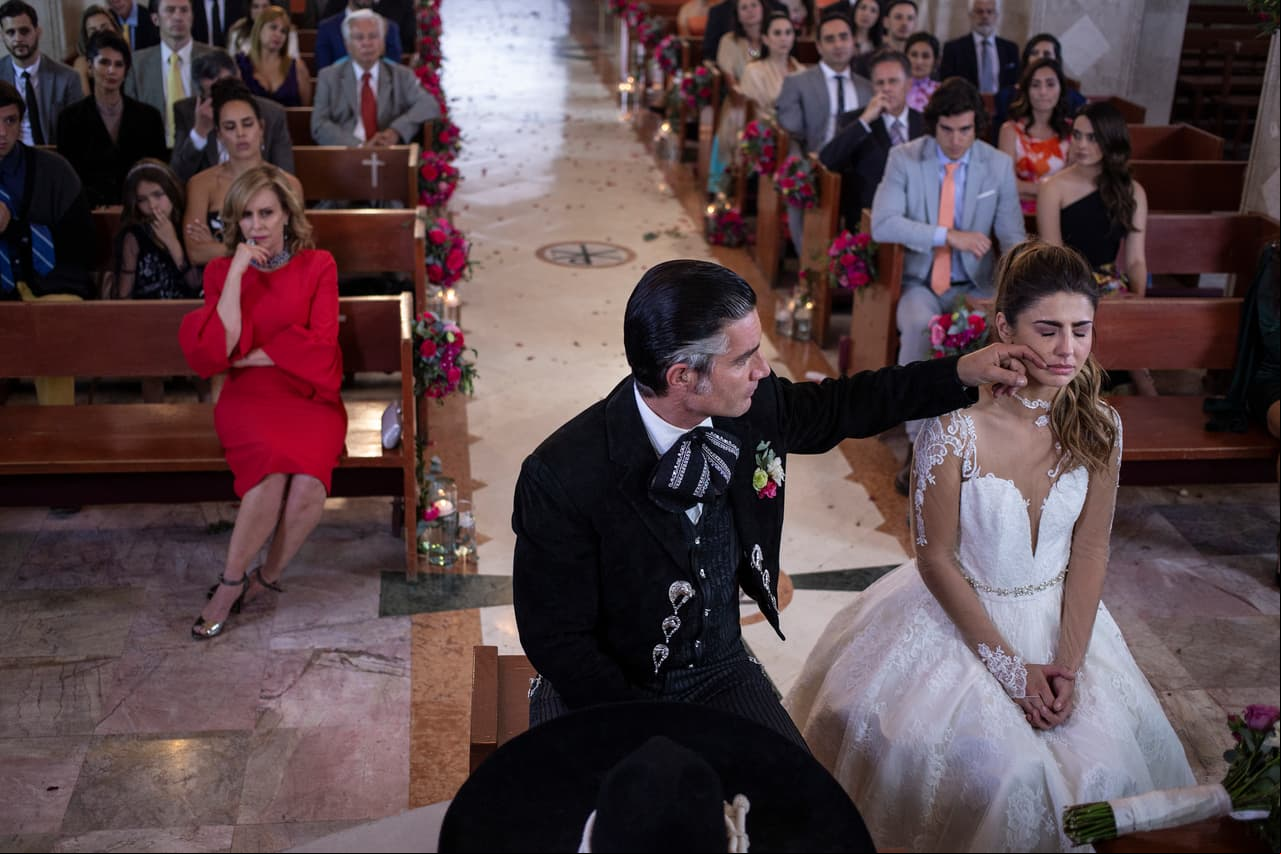 Pero durante la ceremonia, 'Valeria' lloró de tristeza; el novio le limpió las lágrimas.