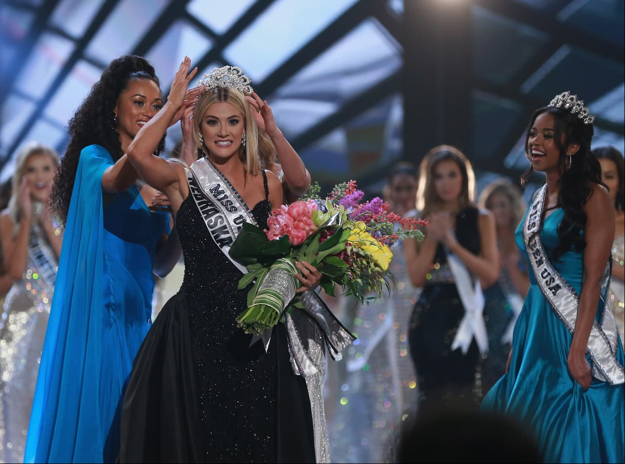 Ese mismo año, Sarah Rose Summers, Miss Estados Unidos, tuvo que ofrecer disculpas públicas después de que la acusaram de lanzar burlas contra las concursantes de Camboya y Vietnam. “Dije algo que ahora me doy cuenta pudo ser percibido como irrespetuoso, y me disculpo”, sentenció.