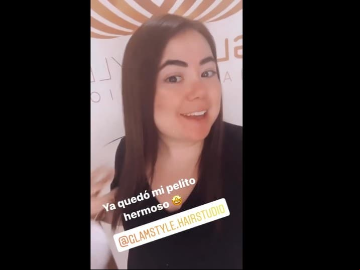 Después de mostrar el resultado, la actriz indicó que tomó la decisión de ponerse pestañas postizas, hecho que la hizo muy feliz.