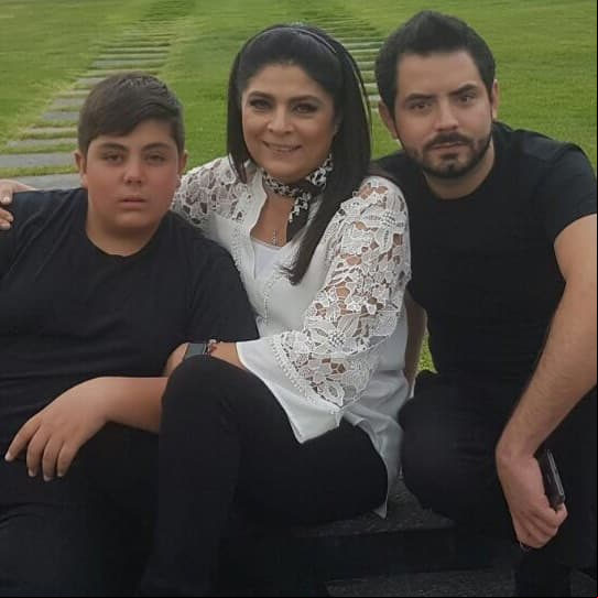 La familia de José Eduardo Derbez es enorme, pues además de tener como hermanos a Aislinn, Vadhir y Aitana, también cuenta con el cariño de Vicky y Anuar.