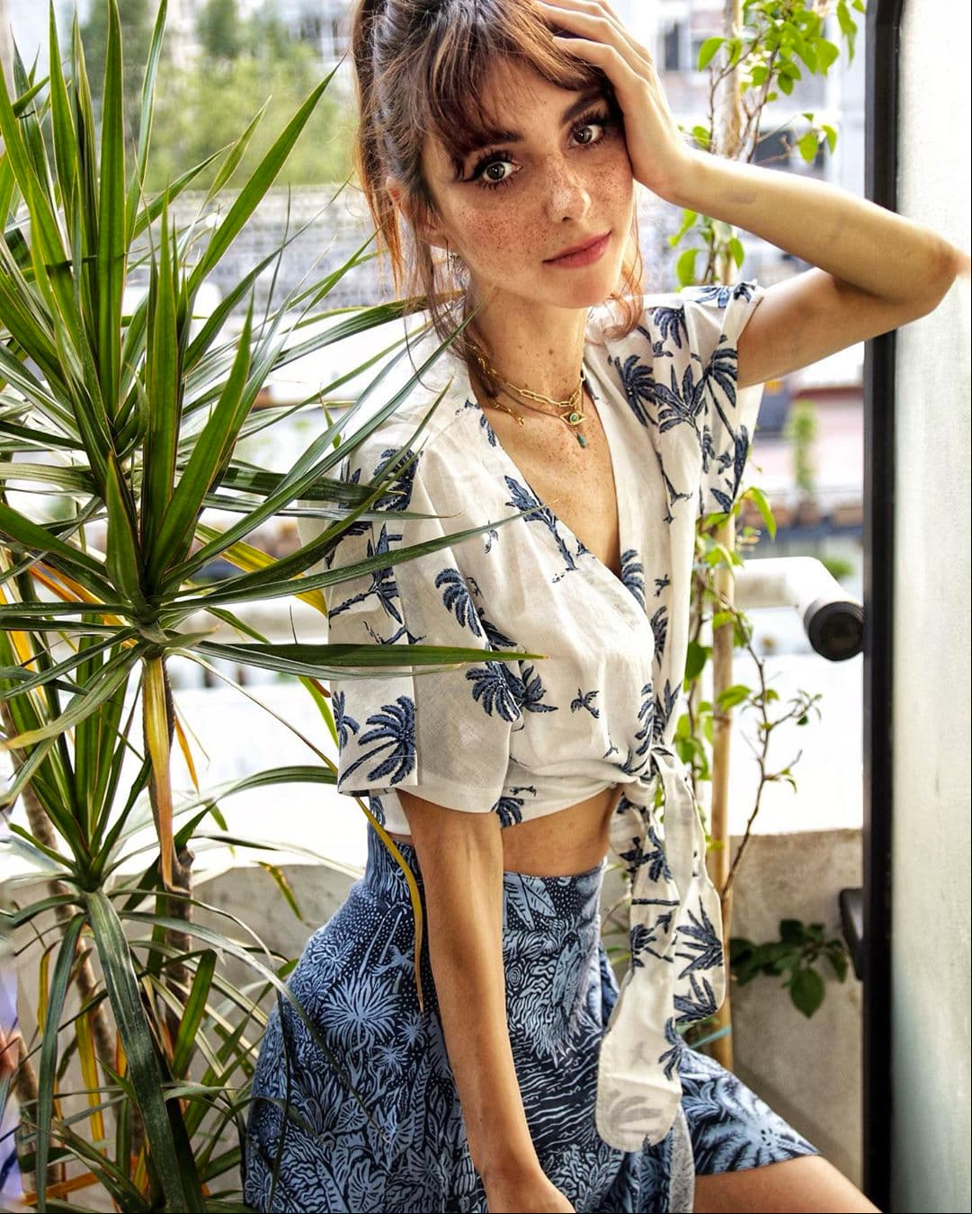 Para pasar las tardes de calor de abril, Natalia usó un atuendo de dos piezas, en blanco y azul estampado con palmeras de H&M, además de usar un collar de Roberta Vallina.