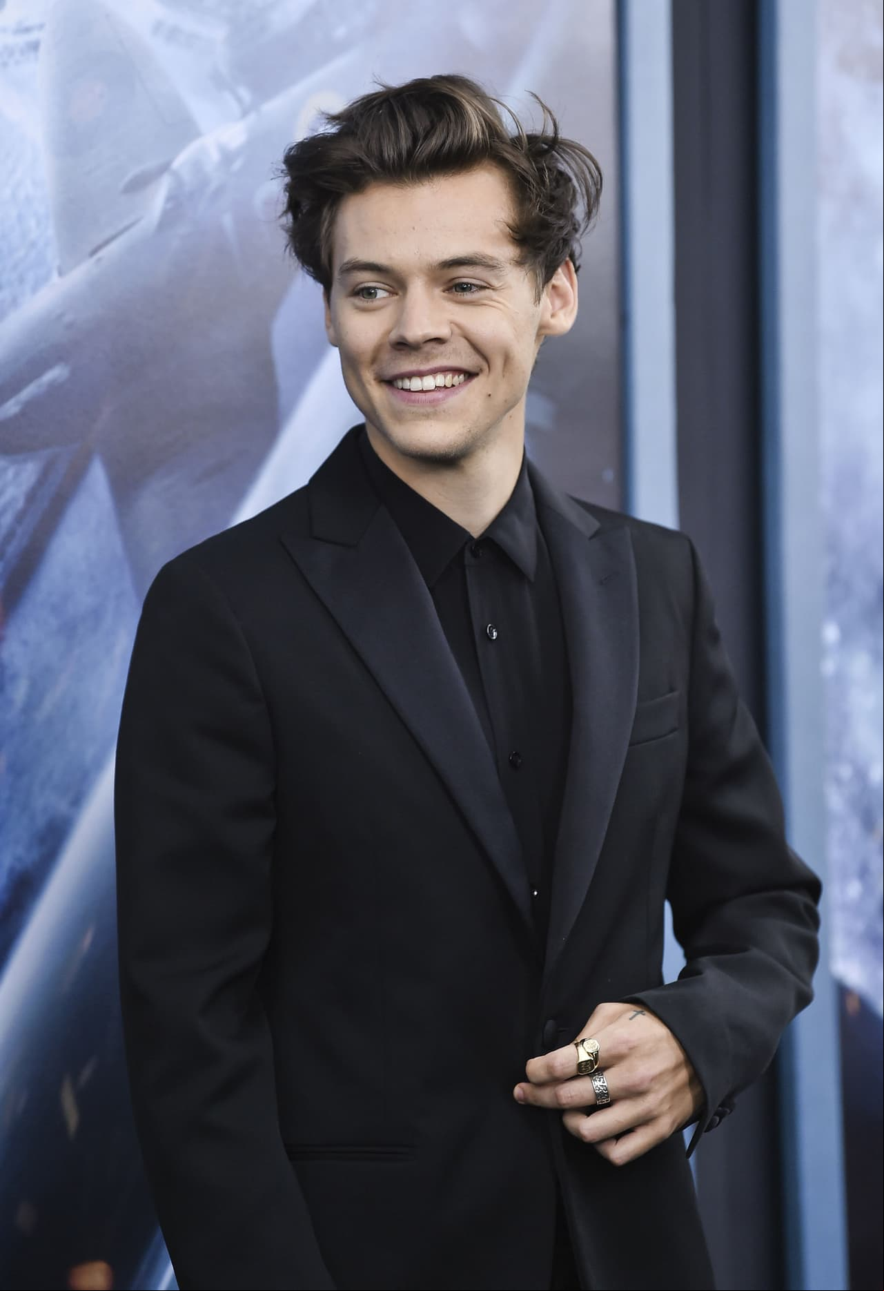 Durante su participación en One Direction, Harry Styles fue interceptado por una fan mientras iba caminando por la calle, abrazándolo tan fuerte que el cantante no pude evitar poner cara de disgusto.
