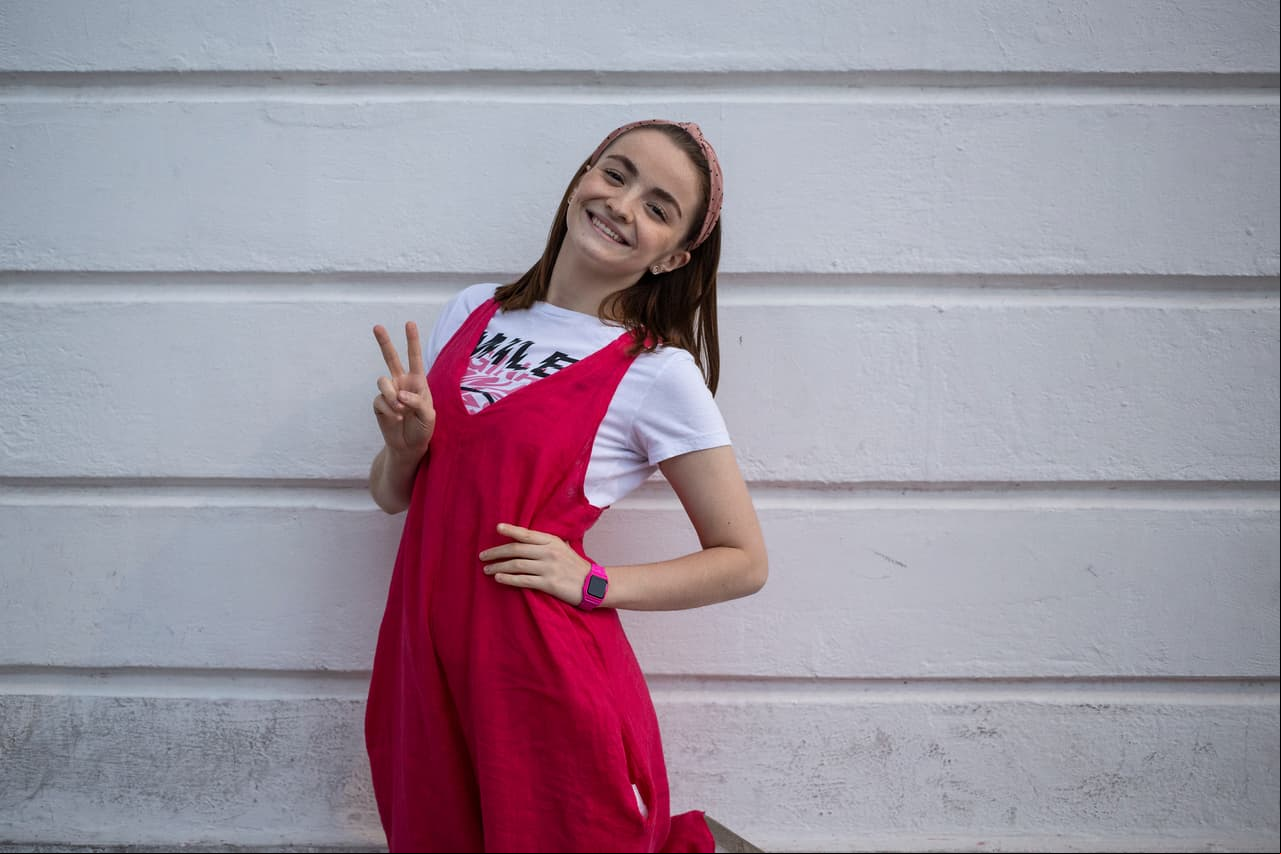 Incluso, la actriz Dari Romo, quien da vida a Romina, no dudó en posar sonriente para las cámaras entre escenas. No le pierdas la pista a este y todos los personajes de 'S.O.S Me estoy enamorando' de lunes a viernes a las 6:30 p.m. con Las Estrellas.