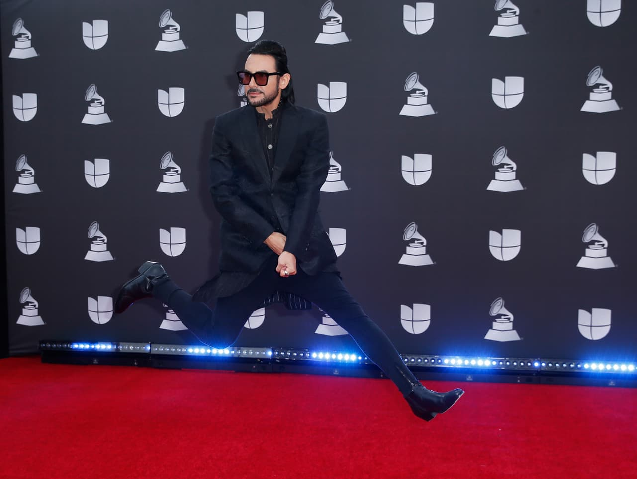 Beto Cuevas lució muy elegante de negro, además de gafas oscuras.