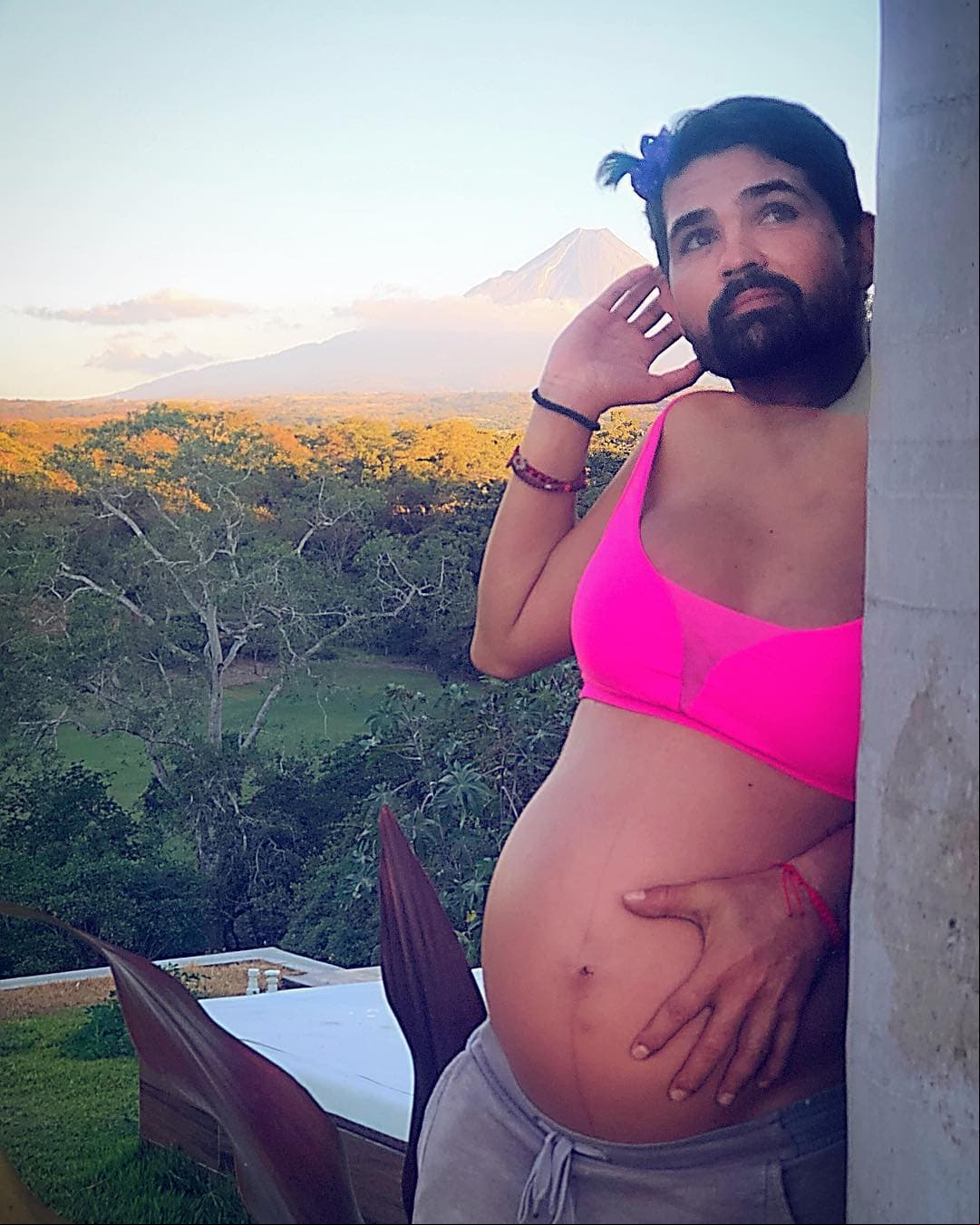 “Ya estaba teniendo un poco de dilatación, lo cual no nos conviene porque nuestros hijos, por la semana en que tenemos, son ligeramente prematuros”, explicó el actor.