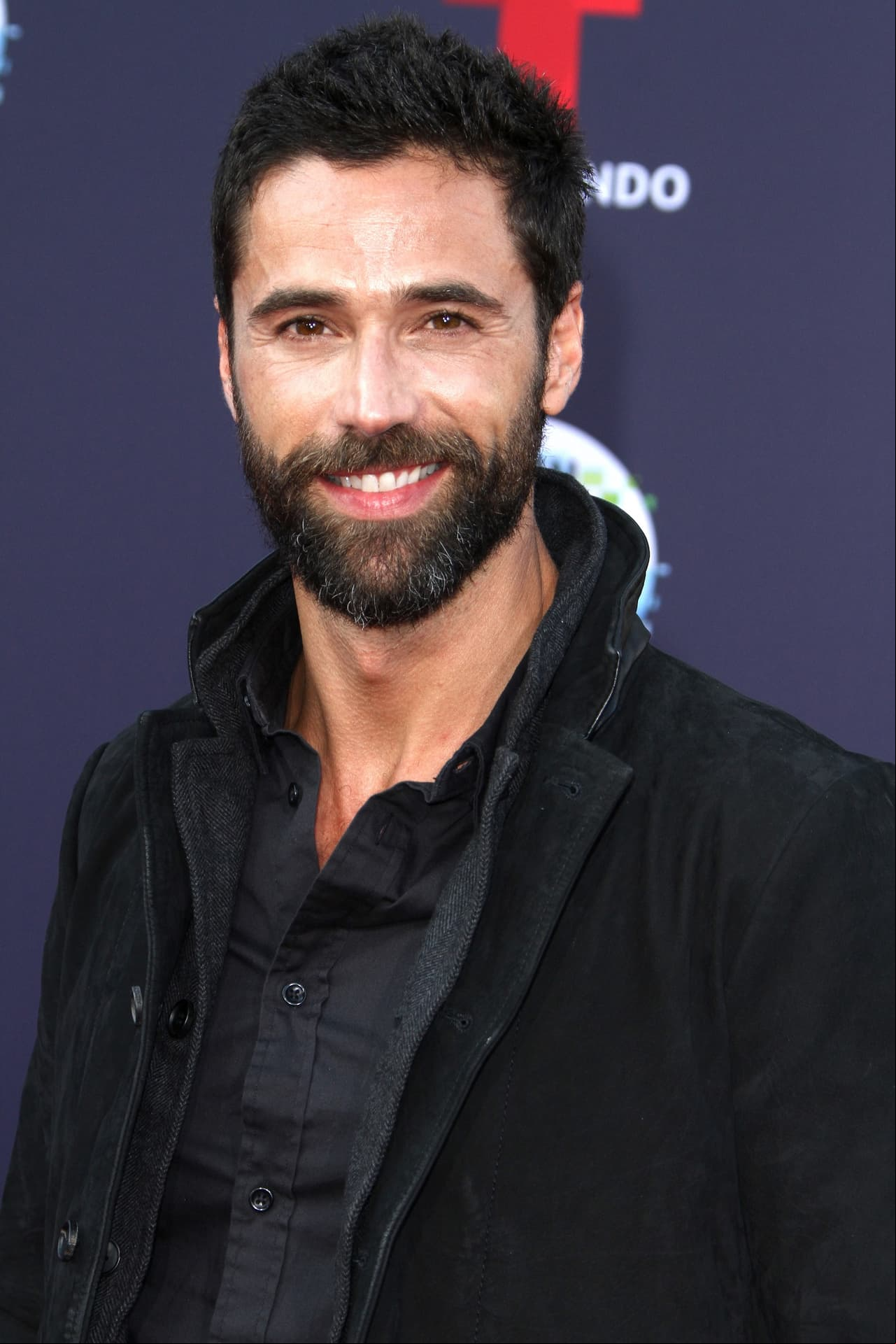Ahora, Matías Novoa tomará un nuevo reto profesional al debutar en Televisa con ‘Vencer el Pasado’, que llegará a la pantalla de Las Estrellas próximamente.